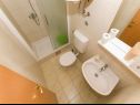 Appartamenti Srzi 1 - 200 m from sea: A4(2+2), A5(4) Makarska - Riviera Makarska  - Appartamento - A5(4): il bagno con la toilette