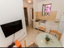 Appartamenti Srzi 1 - 200 m from sea: A4(2+2), A5(4) Makarska - Riviera Makarska  - Appartamento - A5(4): la cucina con la sala da pranzo