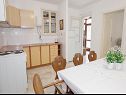 Appartamenti Srzi - 200 m from sea: A1(7+1), SA2(2), A3(2+1) Makarska - Riviera Makarska  - Appartamento - A1(7+1): la cucina con la sala da pranzo
