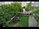 Appartamenti Ivi - big parking and courtyard SA2(3), SA4(2+1), SA3(2+1), SA5(2+1), SA6(2+1) Makarska - Riviera Makarska  - il giardino