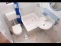 Appartamenti Ruza - sea view: A1(4), A2(4), A4(3+2), SA5(2), SA6(2+1), SA7(2), A8(2+2) Makarska - Riviera Makarska  - Studio appartamento - SA5(2): il bagno con la toilette