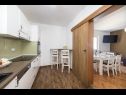 Appartamenti Dolo - in centre: A1(5), A2(5) Makarska - Riviera Makarska  - Appartamento - A1(5): la cucina con la sala da pranzo