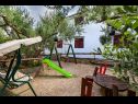 Appartamenti Damir A1(4) Tucepi - Riviera Makarska  - parco giochi per i bambini