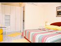 Appartamenti e camere Gojko - 50 m from the beach: A1(9), A2(6), A3(2), A4(2+1), R3(2), R4(3) Zivogosce - Riviera Makarska  - Appartamento - A3(2): la camera da letto