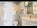 Appartamenti Anki - 15 m from sea: A1(4), A2(3), A3(2+1), A4 east(2+1) Zivogosce - Riviera Makarska  - Appartamento - A1(4): il bagno con la toilette