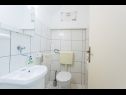 Appartamenti Anki - 15 m from sea: A1(4), A2(3), A3(2+1), A4 east(2+1) Zivogosce - Riviera Makarska  - Appartamento - A2(3): il bagno con la toilette