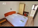 Appartamenti Mir - free parking: SA2(2), SA3(2), A4(2+2), A5(6+1) Zivogosce - Riviera Makarska  - Appartamento - A5(6+1): la camera da letto