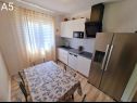Appartamenti Mir - free parking: SA2(2), SA3(2), A4(2+2), A5(6+1) Zivogosce - Riviera Makarska  - Appartamento - A5(6+1): la cucina con la sala da pranzo