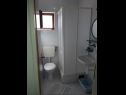 Appartamenti Jadranko - 150 m from sea: A1 plavi(2+1), A2 smeđi(2) Jezera - Isola di Murter  - Appartamento - A1 plavi(2+1): il bagno con la toilette