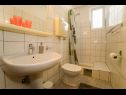 Appartamenti Petri - close to the sea: A1 Crveni (2+1), A2 Zuti (2+1), A3 Sivi (2+1) Tisno - Isola di Murter  - Appartamento - A3 Sivi (2+1): il bagno con la toilette