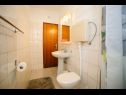 Appartamenti Petri - close to the sea: A1 Crveni (2+1), A2 Zuti (2+1), A3 Sivi (2+1) Tisno - Isola di Murter  - Appartamento - A3 Sivi (2+1): il bagno con la toilette