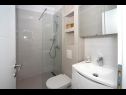 Appartamenti Nina - sea view family apartments SA1A(3), A1Donji(2+1), A3(6), A4(4+1), A5(6), A6(4) Celina Zavode - Riviera Omis  - Appartamento - A1Donji(2+1): il bagno con la toilette