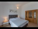 Appartamenti Nina - sea view family apartments SA1A(3), A1Donji(2+1), A3(6), A4(4+1), A5(6), A6(4) Celina Zavode - Riviera Omis  - Appartamento - A4(4+1): la camera da letto