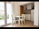 Appartamenti Mir - close to beach: SA1(2), SA2(2), SA3(2+1), SA4(2), A5(4) Duce - Riviera Omis  - Studio appartamento - SA3(2+1): la cucina con la sala da pranzo