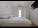 Appartamenti Mir - close to beach: SA1(2), SA2(2), SA3(2+1), SA4(2), A5(4) Duce - Riviera Omis  - Appartamento - A5(4): la camera da letto
