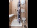 Appartamenti Verica - 15 m from beach: SA1(2), SA2(2), SA3(2) Krilo Jesenice - Riviera Omis  - Studio appartamento - SA1(2): il bagno con la toilette