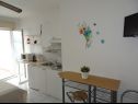 Appartamenti Mari - 40 m from sea: A1(4), A2(2+2), SA3(2) Krilo Jesenice - Riviera Omis  - Studio appartamento - SA3(2): la cucina con la sala da pranzo