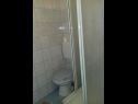 Appartamenti Zorica - with view: A1(4+1), SA2(2+1), SA3(2+1), SA4(2+1), A5(10+1) Marusici - Riviera Omis  - Appartamento - A1(4+1): il bagno con la toilette