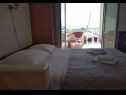 Appartamenti Zorica - with view: A1(4+1), SA2(2+1), SA3(2+1), SA4(2+1), A5(10+1) Marusici - Riviera Omis  - Appartamento - A1(4+1): la camera da letto