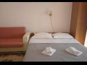 Appartamenti Zorica - with view: A1(4+1), SA2(2+1), SA3(2+1), SA4(2+1), A5(10+1) Marusici - Riviera Omis  - Appartamento - A1(4+1): la camera da letto