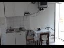 Appartamenti Zorica - with view: A1(4+1), SA2(2+1), SA3(2+1), SA4(2+1), A5(10+1) Marusici - Riviera Omis  - Studio appartamento - SA2(2+1): la cucina con la sala da pranzo