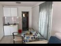 Appartamenti Zorica - with view: A1(4+1), SA2(2+1), SA3(2+1), SA4(2+1), A5(10+1) Marusici - Riviera Omis  - Studio appartamento - SA4(2+1): la cucina con la sala da pranzo