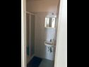 Appartamenti Zorica - with view: A1(4+1), SA2(2+1), SA3(2+1), SA4(2+1), A5(10+1) Marusici - Riviera Omis  - Studio appartamento - SA4(2+1): il bagno con la toilette