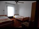 Appartamenti Zorica - with view: A1(4+1), SA2(2+1), SA3(2+1), SA4(2+1), A5(10+1) Marusici - Riviera Omis  - Appartamento - A5(10+1): la camera da letto
