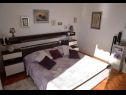Appartamenti Nasta - 10 m from beach: A1(2+2), SA2(2), SA3(2) Omis - Riviera Omis  - Appartamento - A1(2+2): la camera da letto