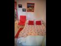 Appartamenti Nasta - 10 m from beach: A1(2+2), SA2(2), SA3(2) Omis - Riviera Omis  - Studio appartamento - SA2(2): la camera da letto