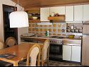 Appartamenti Mako - 15m from beach: A1(7), B2(2+3), SA C3(2), D4(5) Pisak - Riviera Omis  - Appartamento - B2(2+3): la cucina con la sala da pranzo