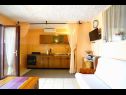 Appartamenti Lile - comfortable 3 bedroom apartment: A1(6+2) Pisak - Riviera Omis  - Appartamento - A1(6+2): la cucina con la sala da pranzo