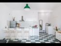 Appartamenti Melissa - 150m from the beach: A1(4+2), A2(2+2) Pisak - Riviera Omis  - Appartamento - A1(4+2): la cucina con la sala da pranzo