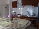 Appartamenti Jugana - with pool : A1 donji(4), A2 gornji(4) Sumpetar - Riviera Omis  - Appartamento - A1 donji(4): la cucina con la sala da pranzo