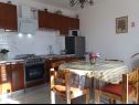 Appartamenti Jugana - with pool : A1 donji(4), A2 gornji(4) Sumpetar - Riviera Omis  - Appartamento - A1 donji(4): la cucina con la sala da pranzo