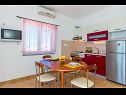 Appartamenti Ivan - 15 m from beach: A1(7+1), A2 Žuti (2+2), A3 Crveni (2+2) Lun - Isola di Pag  - Appartamento - A3 Crveni (2+2): la cucina con la sala da pranzo