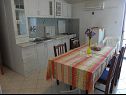 Appartamenti Zdrave - near beach: A1(3), A2(2+1), A3(3+1), A4(3), A5(3), A6(5+1), A7(5+1) Vlasici - Isola di Pag  - Appartamento - A7(5+1): la cucina con la sala da pranzo