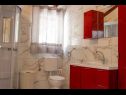 Casa vacanza Three holiday homes: H1 Azur (4), H2 Wood (4), H3 Ston (4+2) Orebic - Peninsola di Peljesac  - Croazia - H1 Azur (4): il bagno con la toilette