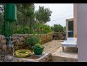 Casa vacanza Anđeli - nice and comfortable house : H(4+1) Banjol - Isola di Rab  - Croazia - il cortile