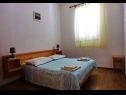 Appartamenti Tatjana - 300 m from beach: A1(2+2), A2(4) Banjol - Isola di Rab  - Appartamento - A2(4): la camera da letto