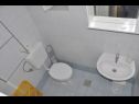 Appartamenti Petar - 6m from the sea: A1(4), A3(2) Barbat - Isola di Rab  - Appartamento - A1(4): il bagno con la toilette