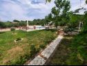 Appartamenti Robi- swimming pool and beautiful garden A1-žuti(5), A2-crveni(5), A3(3+1) Kampor - Isola di Rab  - il cortile