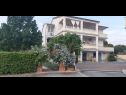 Appartamenti Robi- swimming pool and beautiful garden A1-žuti(5), A2-crveni(5), A3(3+1) Kampor - Isola di Rab  - la casa