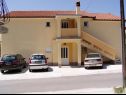 Appartamenti BePa - 200 m from sandy beach: A1(5), A2(6), A3(5), A4(5) Lopar - Isola di Rab  - il parcheggio