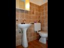 Appartamenti Maris - next to the beach: A1(8) Lukovo Sugarje - Riviera Senj  - Appartamento - A1(8): il bagno con la toilette