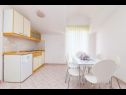 Appartamenti Vik - 250 m from beach A1(4), A2(3), A3(2), SA4(2) Brodarica - Riviera Sibenik  - Appartamento - A2(3): la cucina con la sala da pranzo