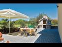 Casa vacanza Brist - with pool: H(8) Drinovci - Riviera Sibenik  - Croazia - il cortile