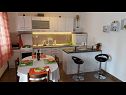 Appartamenti Fran - only 150m from beach: A1(4+2), A2(2+1) Rogoznica - Riviera Sibenik  - Appartamento - A1(4+2): la cucina con la sala da pranzo