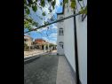 Appartamenti Tea - parking and grill, 100 m from sea A1(2+1), SA2(2), SA3(2), A4(4+2) Rogoznica - Riviera Sibenik  - il cortile (casa e dintorni)
