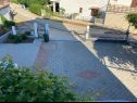 Appartamenti Tea - parking and grill, 100 m from sea A1(2+1), SA2(2), SA3(2), A4(4+2) Rogoznica - Riviera Sibenik  - il parcheggio